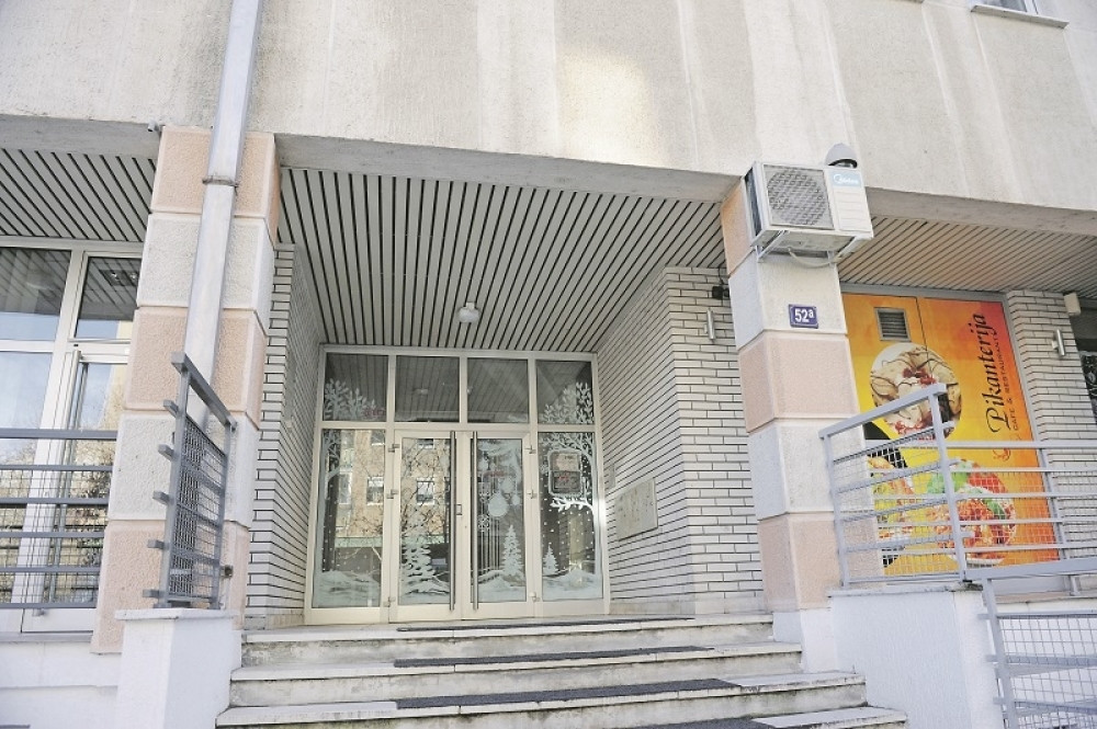 Ćerki polomio prst, ženu jurio nožem, pa se ubio