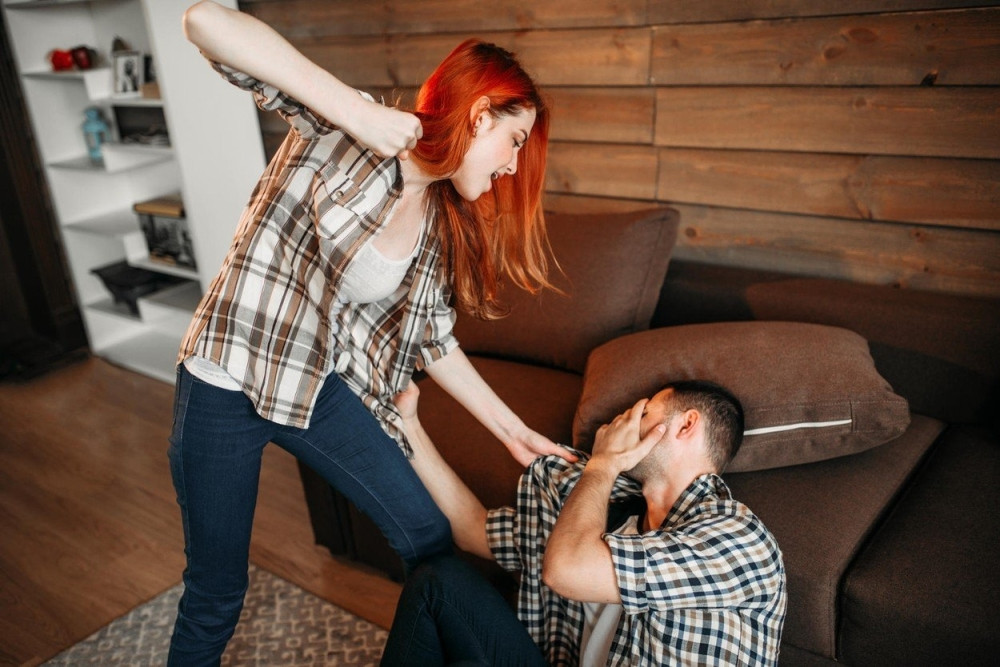 Pretukla očuha metalnom šipkom