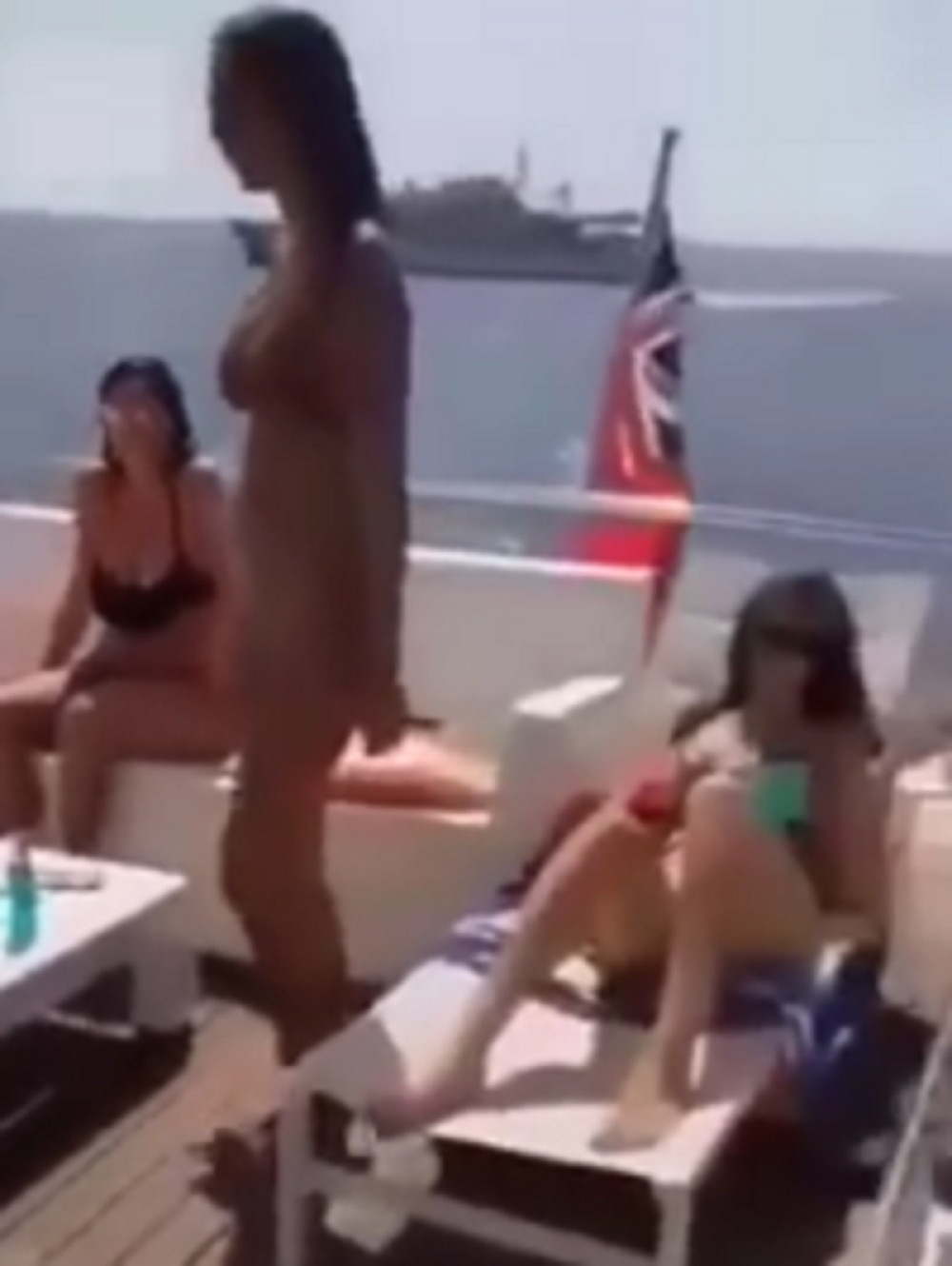 Crnogorac pustio gusle na Ibici, reakcija devojaka će vas nasmejati do suza