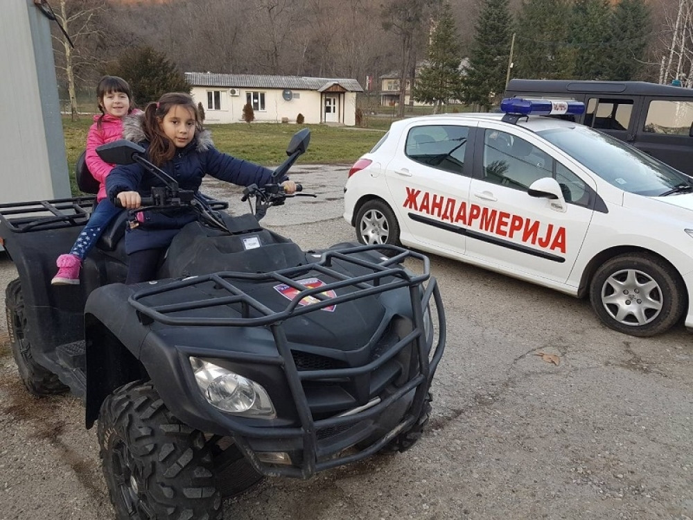 Deda Mraz obradovao decu žandarma!