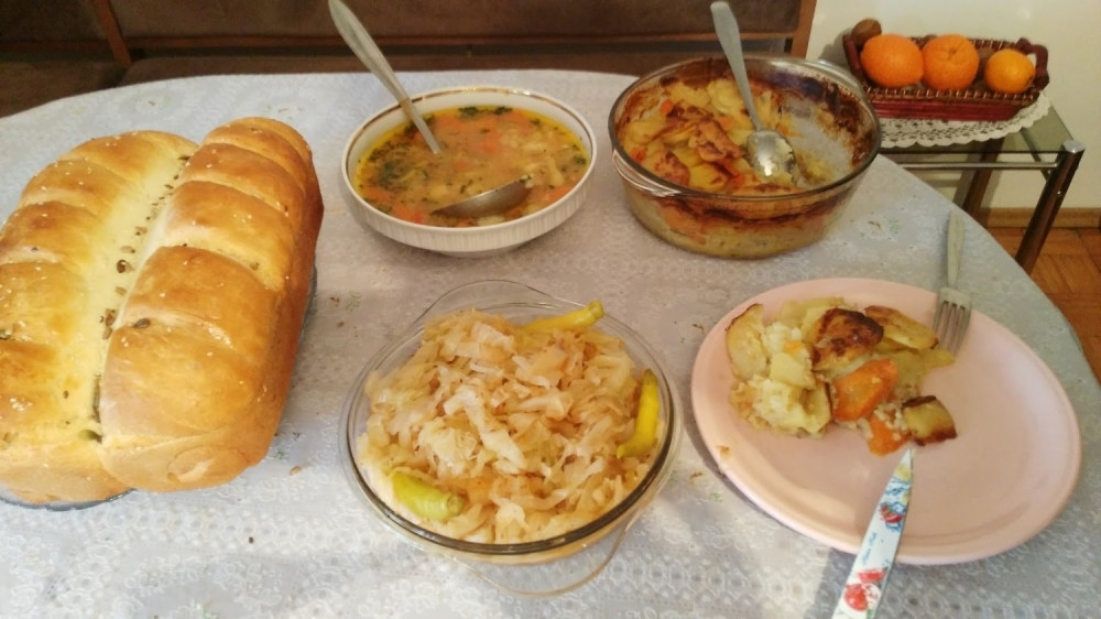 Za stolom sedeli čovek, "Lesi", konj i petao (VIDEO)