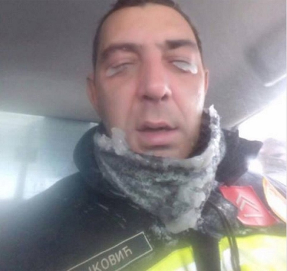 Evo gde je i šta radi vatrogasac čija je slika obišla Srbiju!