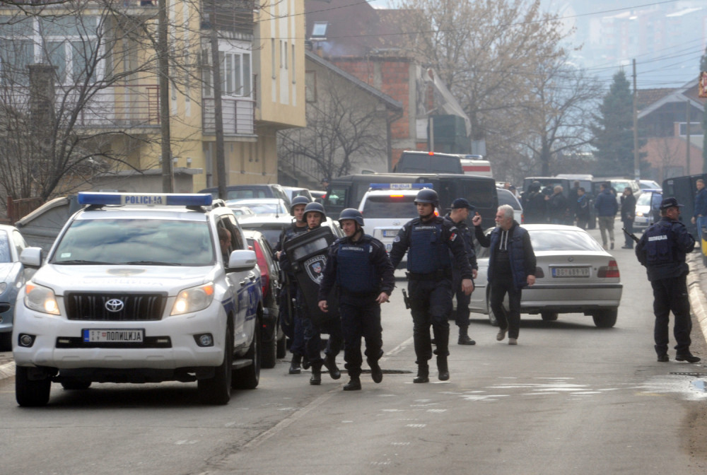 Uhapšen naoružani muškarac koji se zabarikadirao u zgradi! (FOTO)