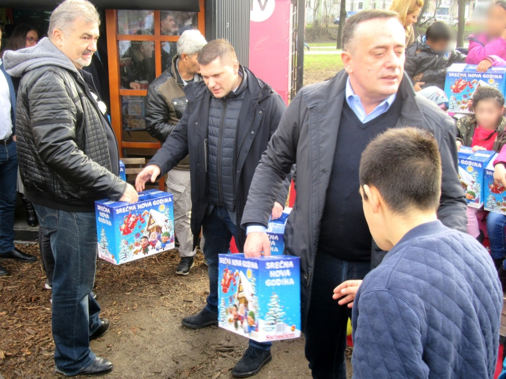 Nikodijević i Antić podelili paketiće deci iz Prihvatilišta