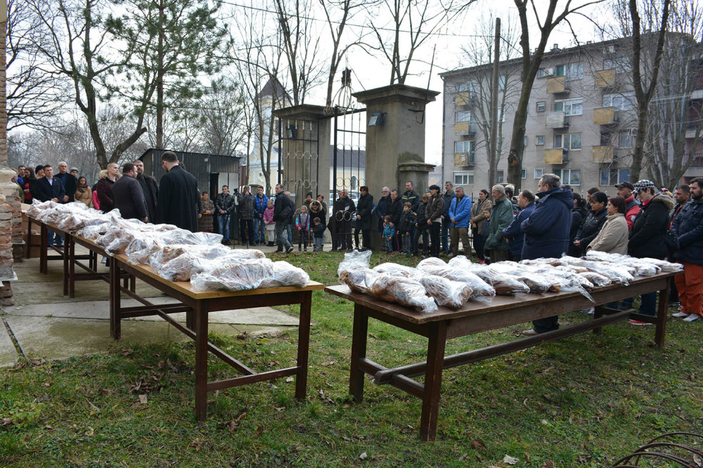 Socijalno ugroženima iz Opova podeljene pečenice i slatkiši