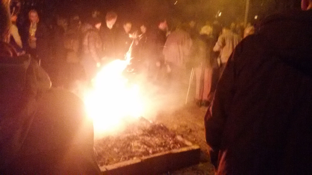 Baka htela da pali badnjak, pa upala u vatru! (FOTO)