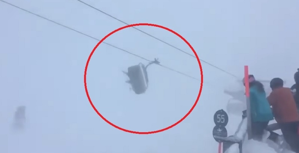 Pogledajte kako snežna oluja nosi žičaru!