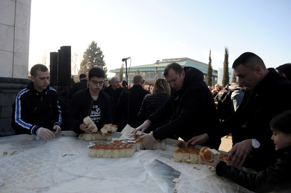 Lomljenje česnice ispred Hrama Svetog Save (FOTO)