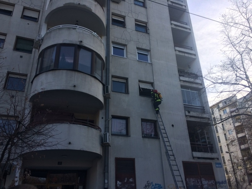 Baka spavala u stanu kada je izbio požar! (FOTO)