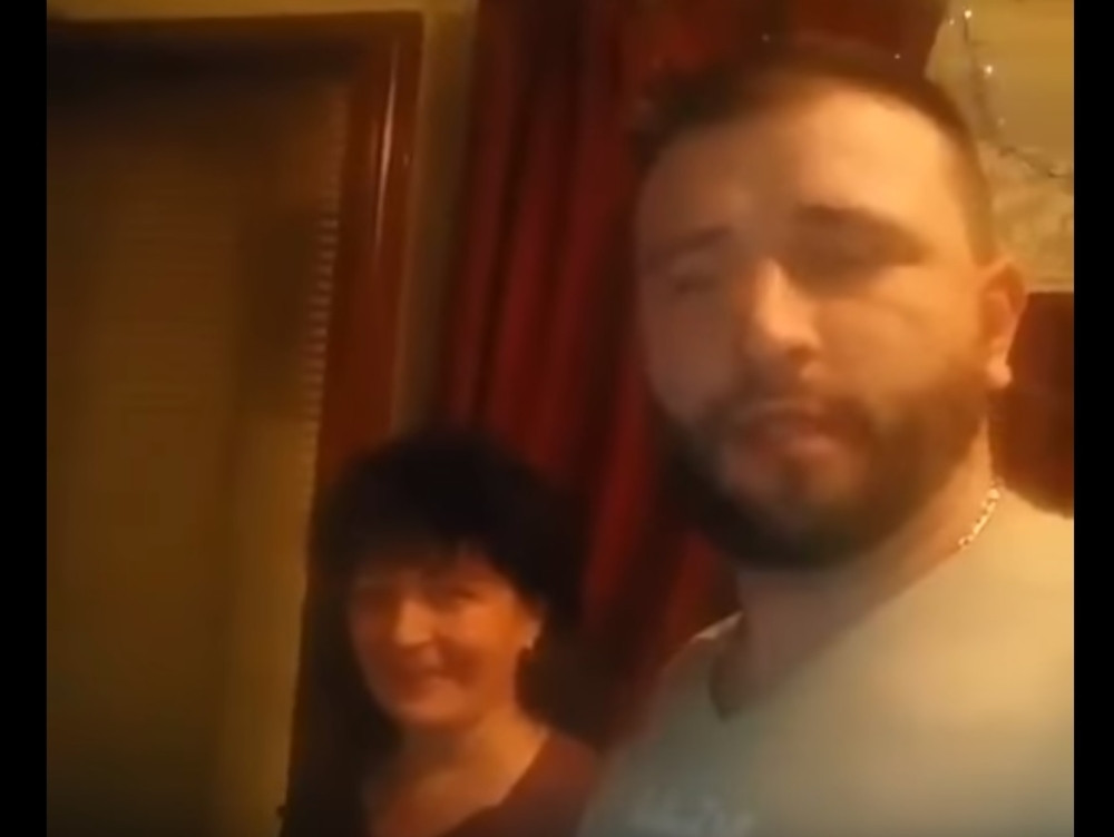 Prošlog Božića je postao hit na internetu, a ove godine - PIŠTOLJ PONOVO U PRVOM PLANU! (FOTO)