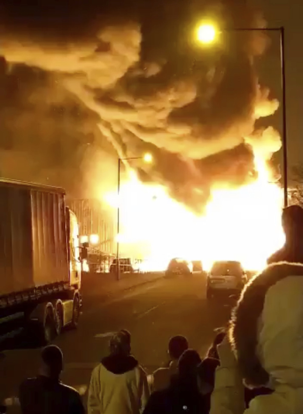 Fabrika boja izgorela do temelja