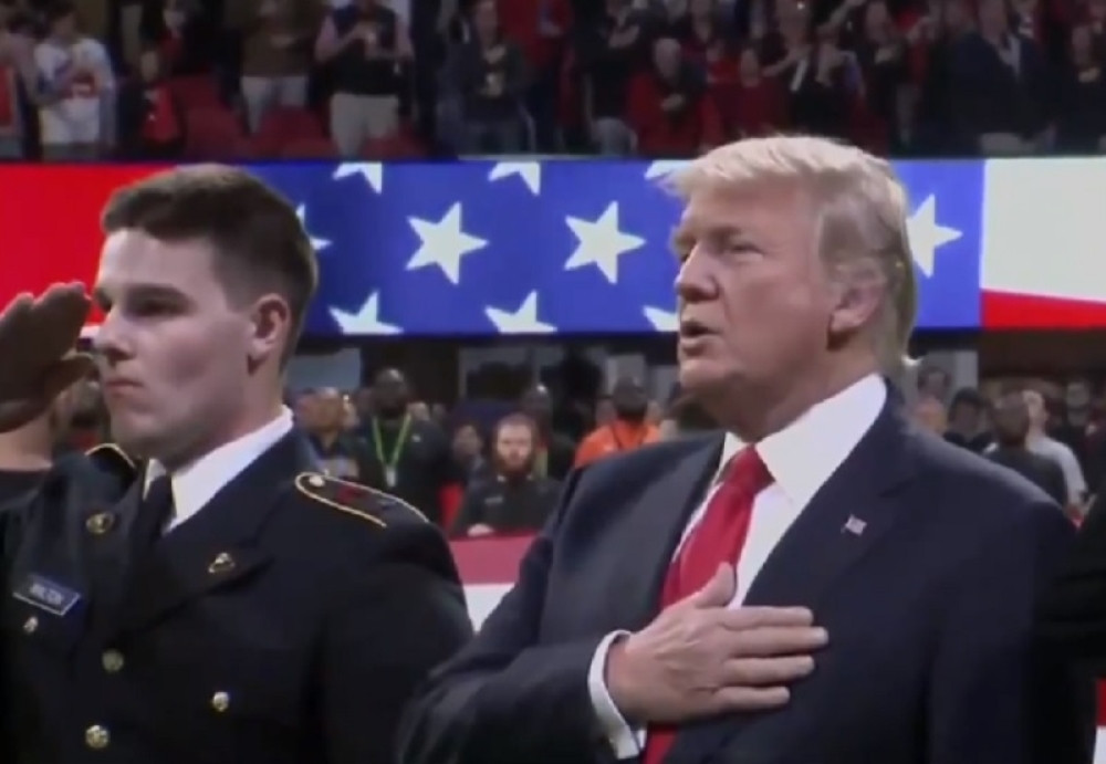 Tramp ne zna reči američke himne? (VIDEO)