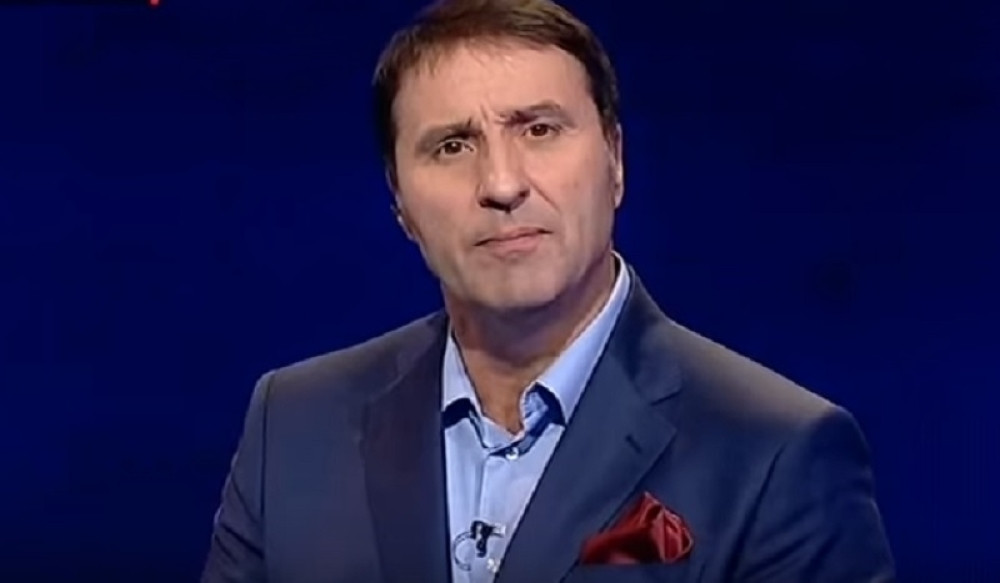 Memedović dobio poklon koji nema cenu: Umetnik Pijanista nasred reke napravio voditelja od PLASTIČNIH FLAŠA! (FOTO)