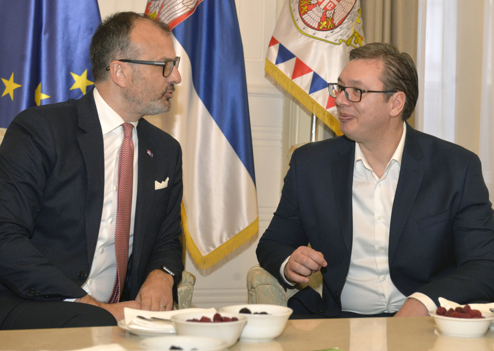 Vučić i Fabrici se sladili srpskim malinama (FOTO)