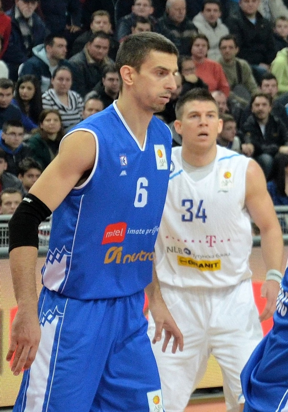 Treneru se sviđaš hoće da te gleda pod tušem!