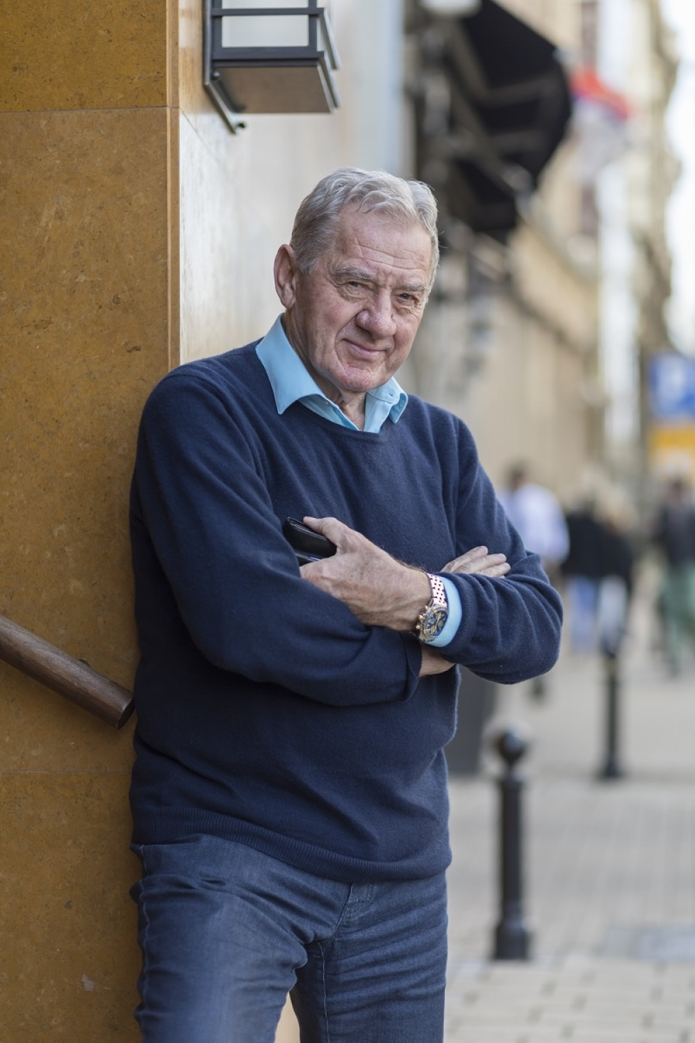 Čekao sam ga veoma besan, a on mi dovodi dve plavuše i šampanjac! (FOTO)