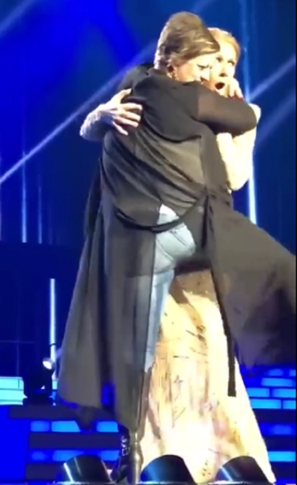 Poznata pevačica se srušila na sceni nakon napada pijane obožavateljke!