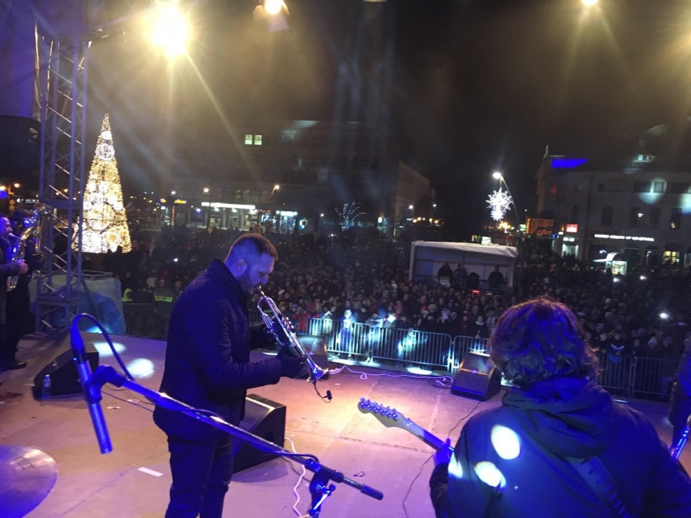 Čačani pevali sa Dejanom Petrovićem!