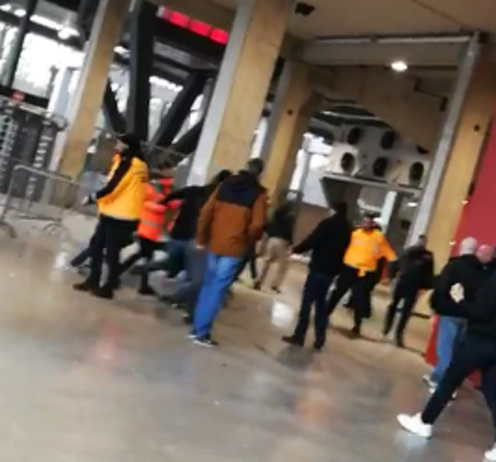 Maskirani oteli zastavu rivalima, usledila je opšta tuča