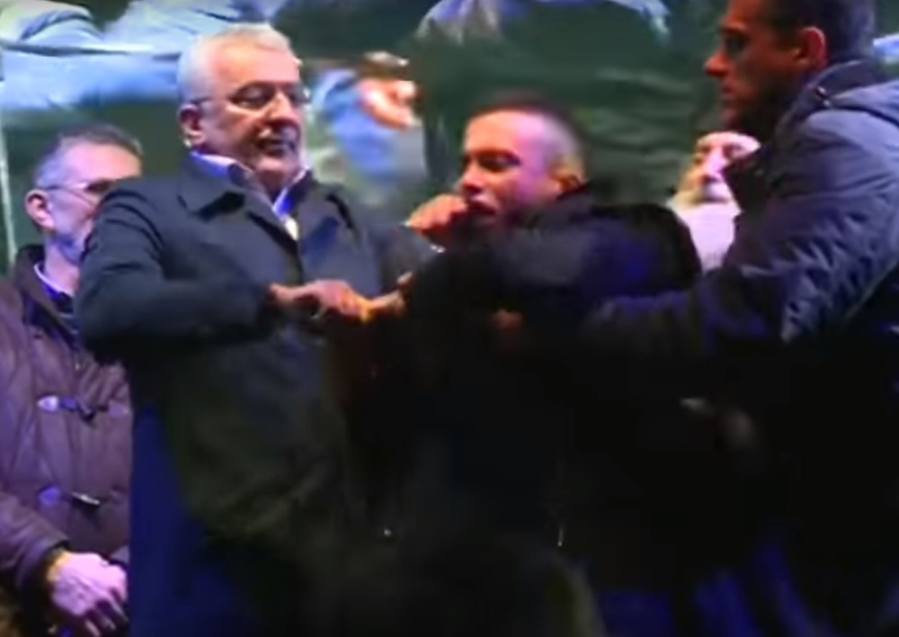 Izleteo na binu i urlao: "Je*e mi se za Novu godinu, bre!"