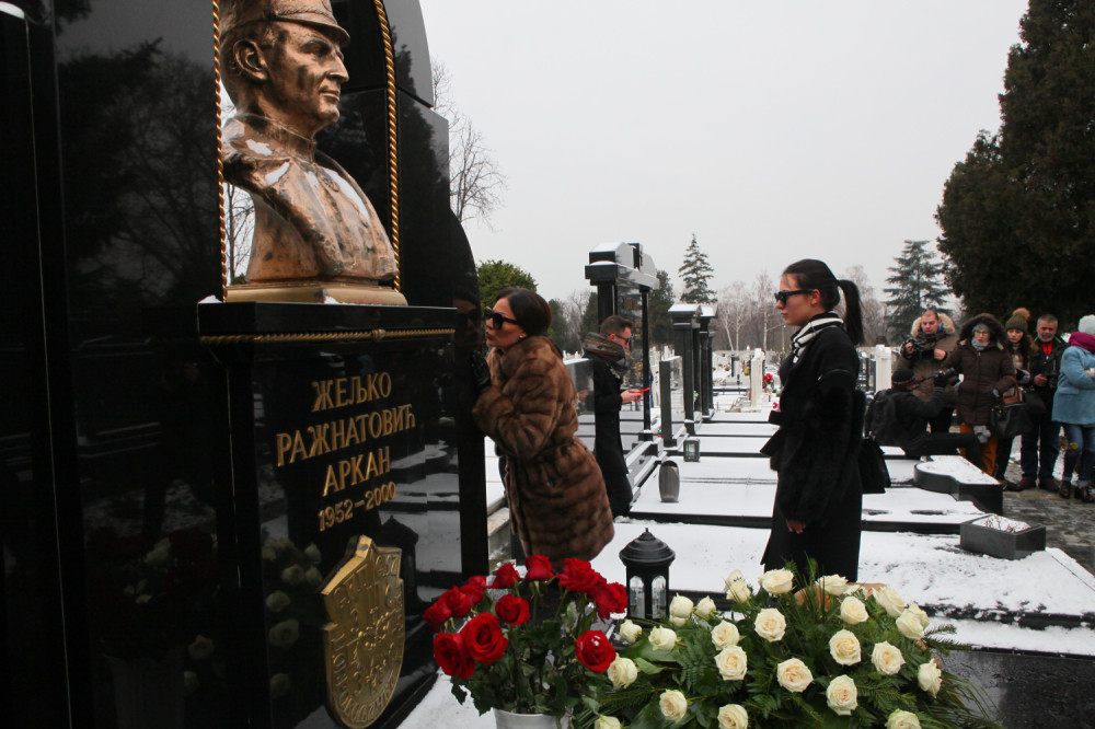 Ceca donela bele ruže za Arkana (FOTO)