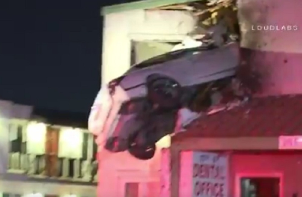 Vozio prebrzo, pa se zabio u sobu na spratu kuće (VIDEO)