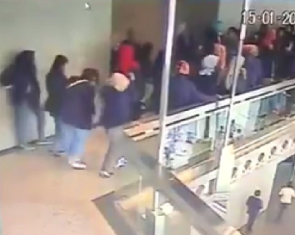 Ovako se srušio plafon zgrade berze (VIDEO)