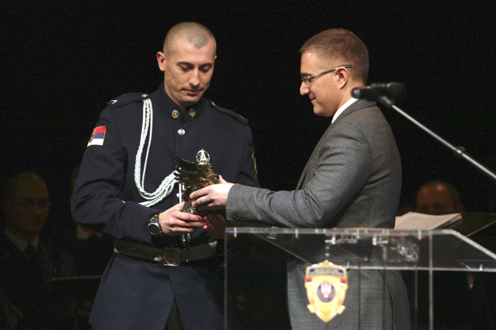 Stefanović uručio nagrade najzaslužnijim pripadnicima MUP