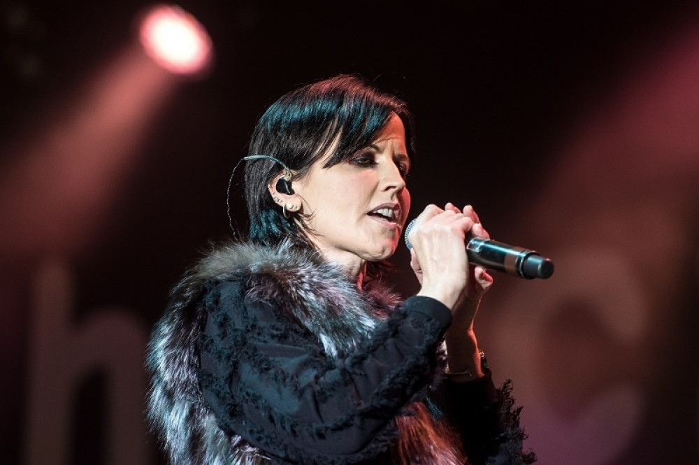 PRONAŠLI JE MRTVU U HOTELSKOJ SOBI: Otkriven uzrok smrti pevačice benda "The Cranberries"!