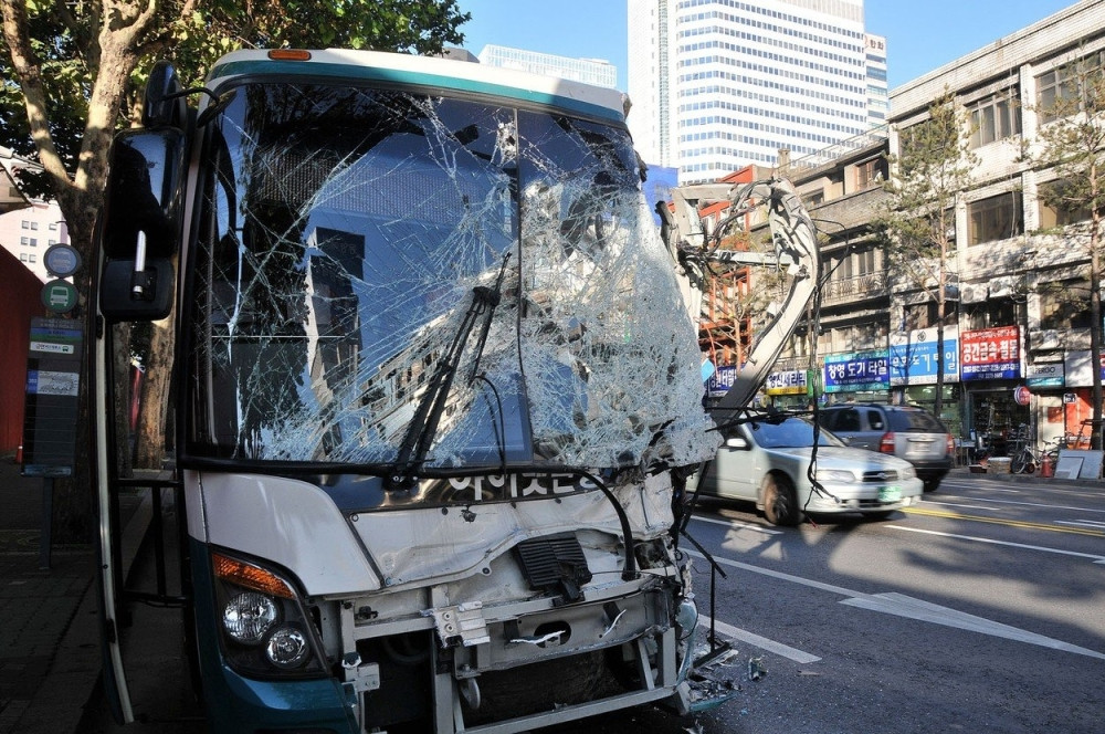 Stravičan sudar autobusa i automobila, ima povređenih