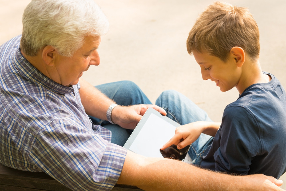 Zanemećete kad vidite kako je perverzni deda poslao unuka po pornić!