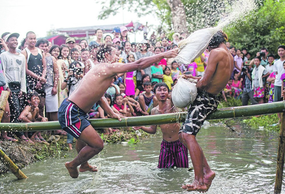 Tuku se jastucima do krvi!