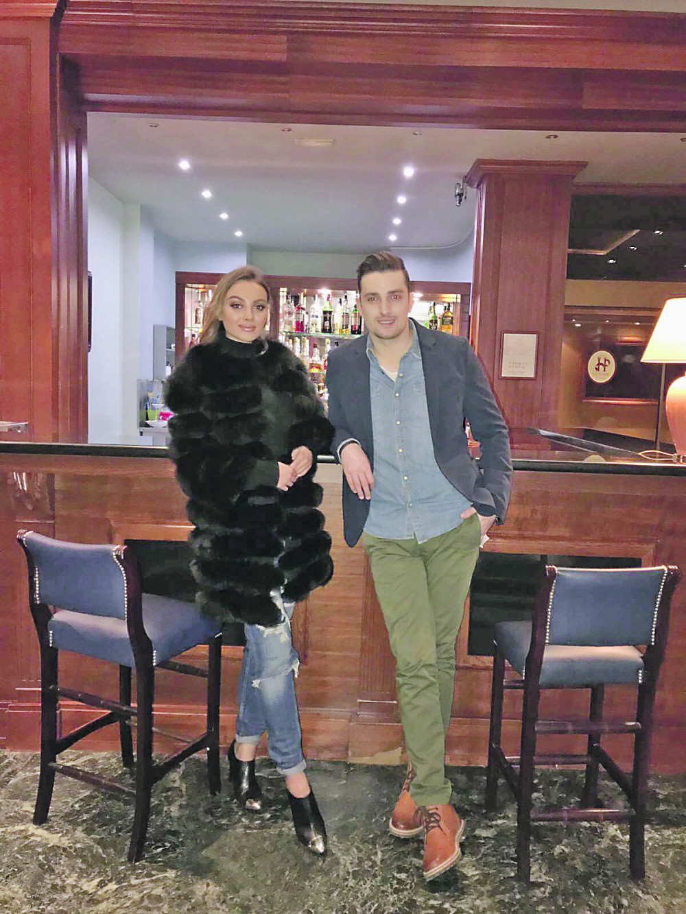 Mirza Selimović između dve devojke!