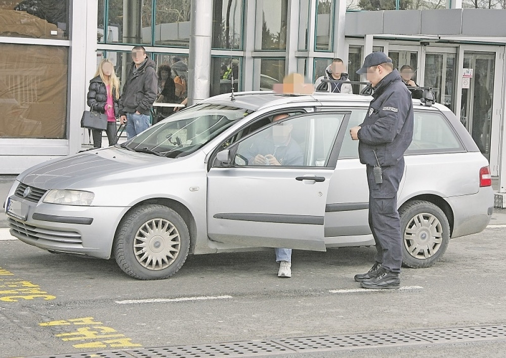 Devojka ušla u taksi, a onda je sačekao horor! Nije mogla da se odbrani od pomahnitalog taksiste