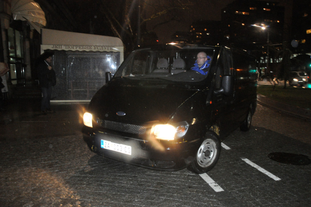 Kovčeg s telom Olivera Ivanovića stigao u Beograd (FOTO)