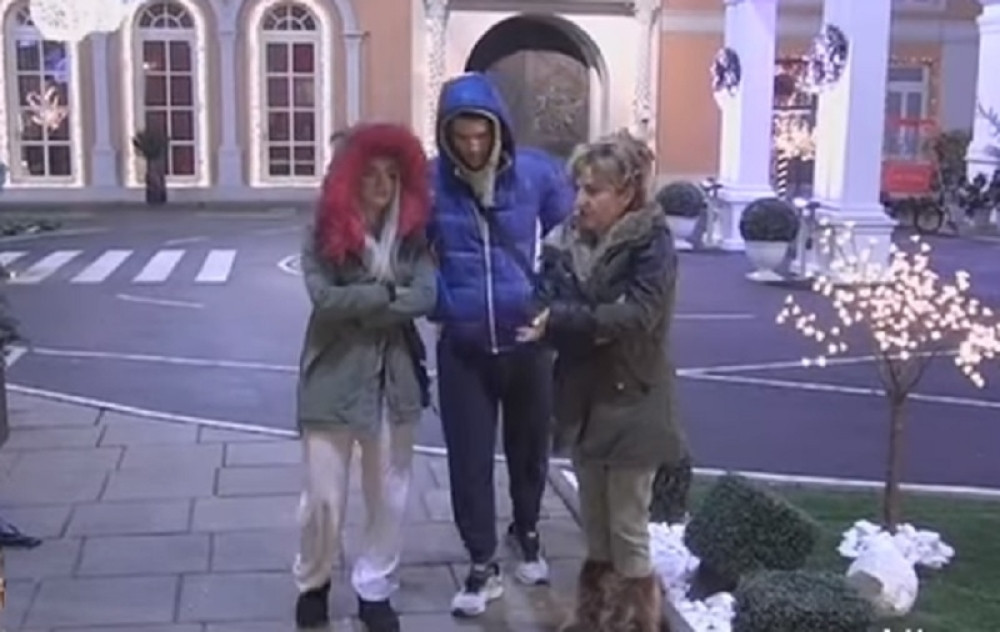 Anđelo i Teodora u vreloj akciji, a majka u krevetu do njih!