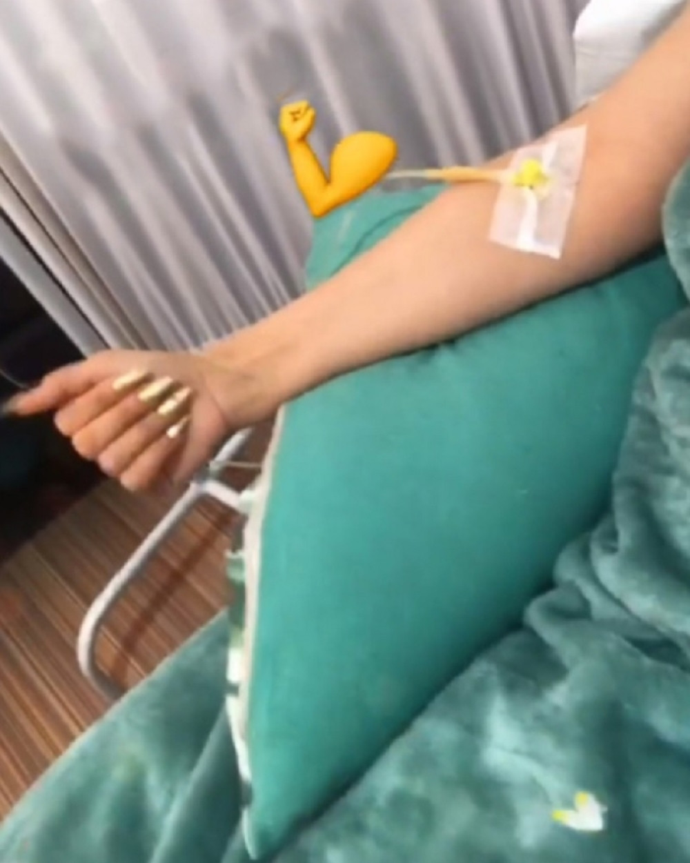 Poznata pevačica završila na infuziji! (FOTO)