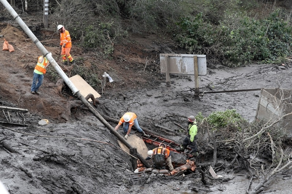 Stradale najmanje četiri osobe