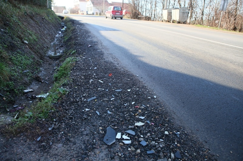 Ispala iz automobila i umrla u jarku