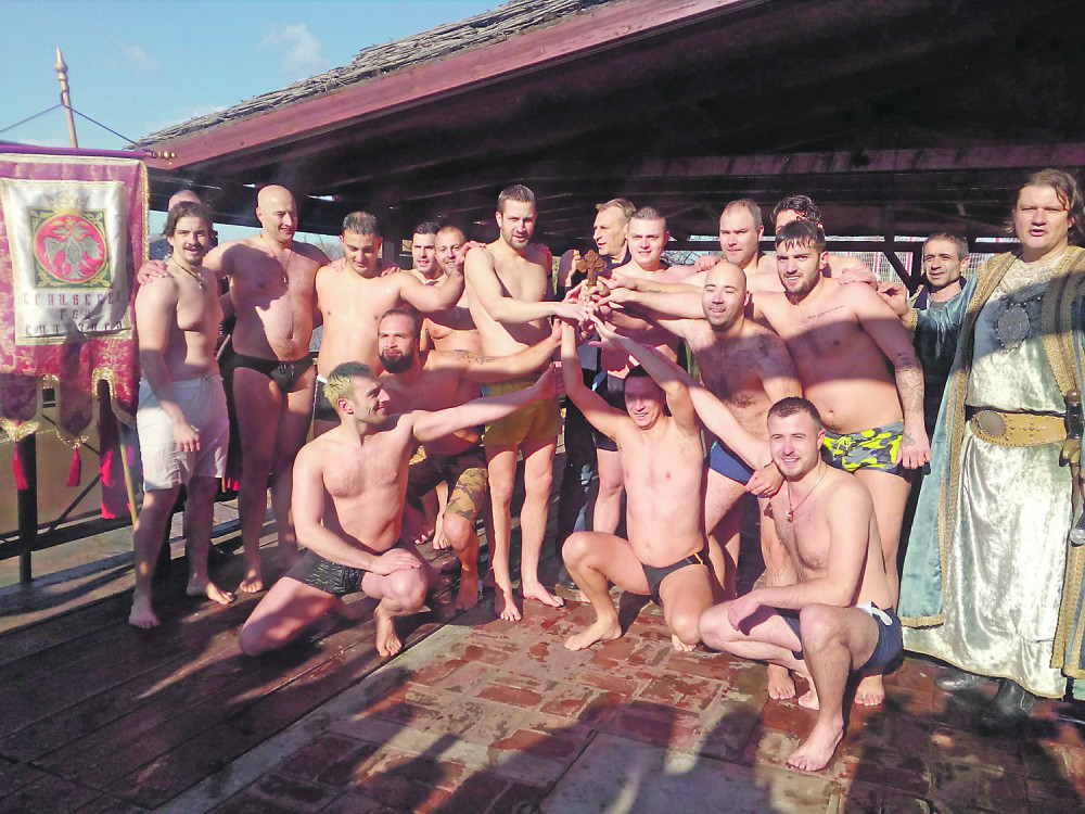 Oni su skočili u ledenu reku!