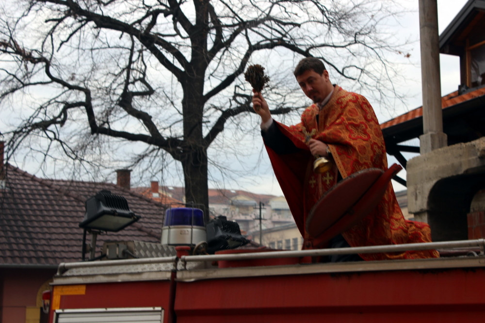 Toče bogojavljensku vodicu iz vatrogasne cisterne (FOTO)
