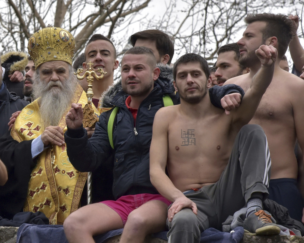 Slikao se sa Amfilohijem sa kukastim krstom na grudima