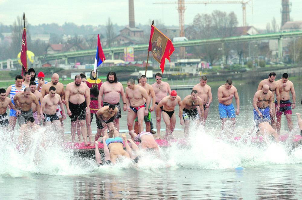 Pravoslavni vernici i SPC danas proslavljaju Bogojavljenje, ŠIROM SRBIJE PLIVA SE ZA ČASNI KRST!