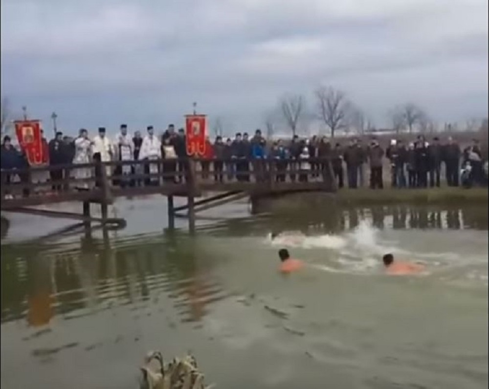 Nemanja Vidić prvi doplivao do Časnog krsta