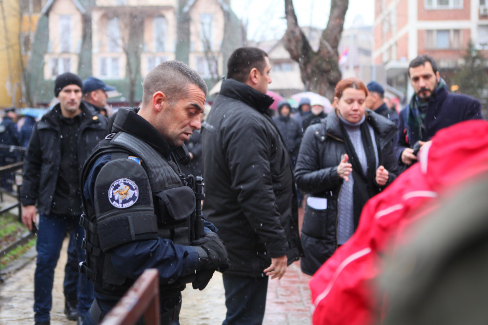 Opšte rasulo u redovima kosovske policije! Bacaju značke, oružje i masovno beže!