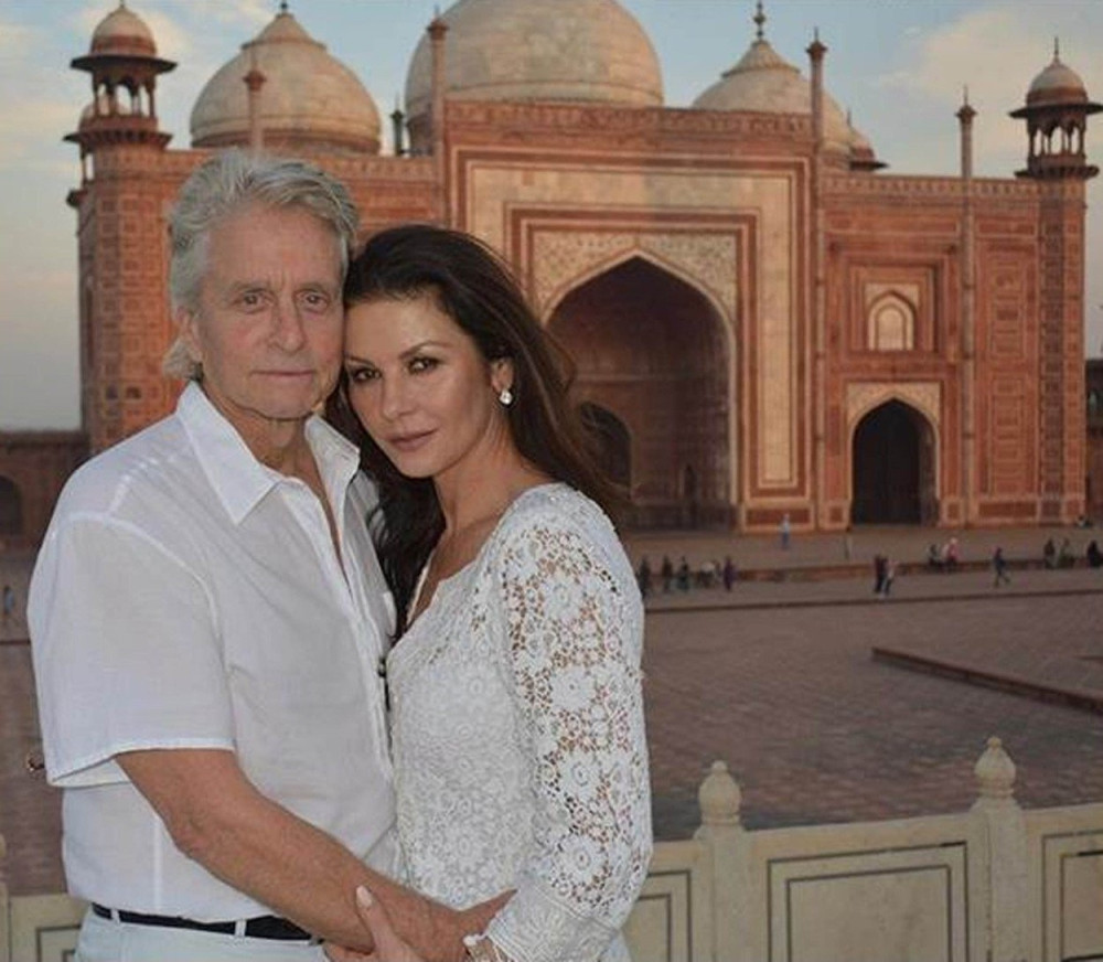 Fotka prelepe glumice i njenog 25 godina starijeg muža uzburkala internet, evo i o čemu je reč! (FOTO)