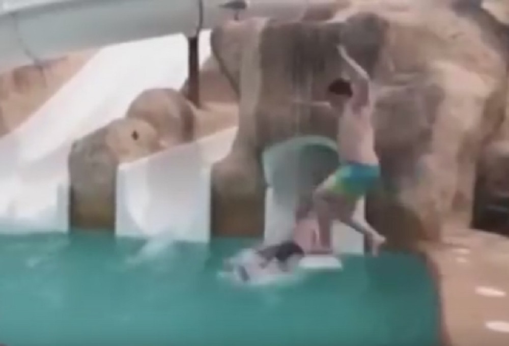 Spuštao se toboganom, pa ga zamalo usmrtio tinejdžer!