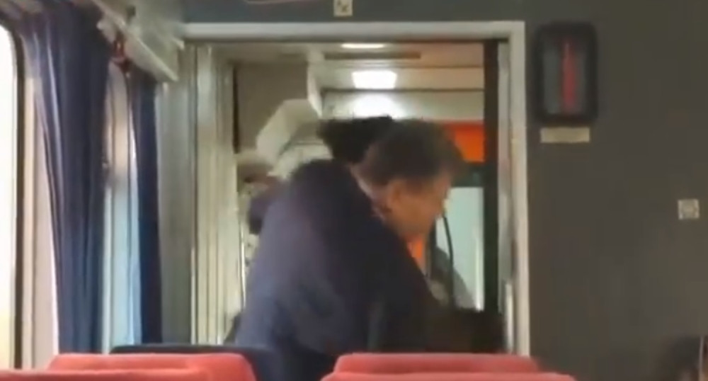 Pijani putnik nokautirao konduktera!