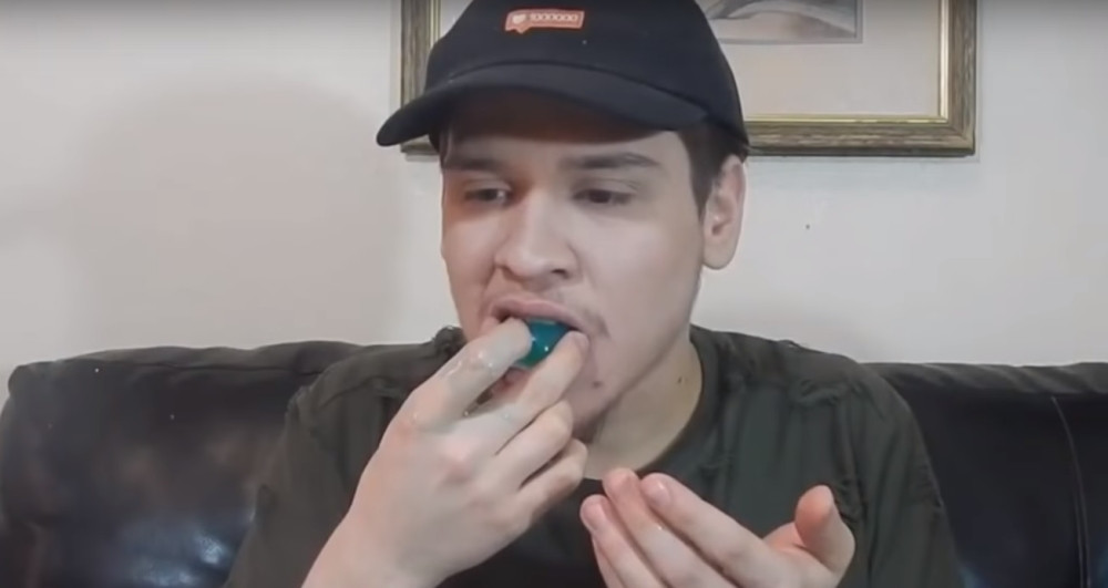 Klinci gutaju otrov i sve kače na Jutjub!