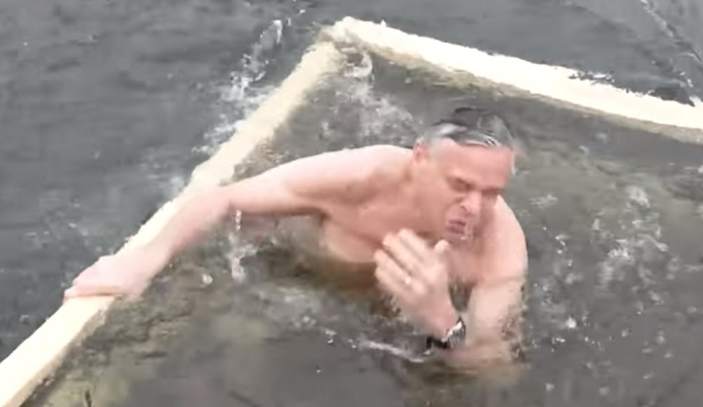 Američki ambasador se bućnuo u ledenu vodu